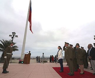 Carabineros inicia mes de aniversario rindiendo honor a bandera bicentenario