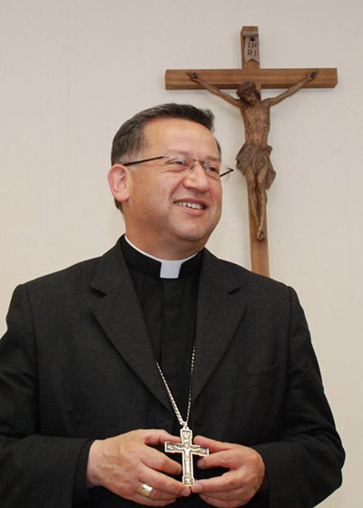 Arzobispo René Rebolledo con las maletas para Roma | Web Diario La Región