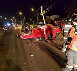 Chofer habría huido tras volcar abandonando a acompañantes