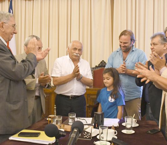 Niña genio en ajedrez felicitada en concejo comunal de La Serena