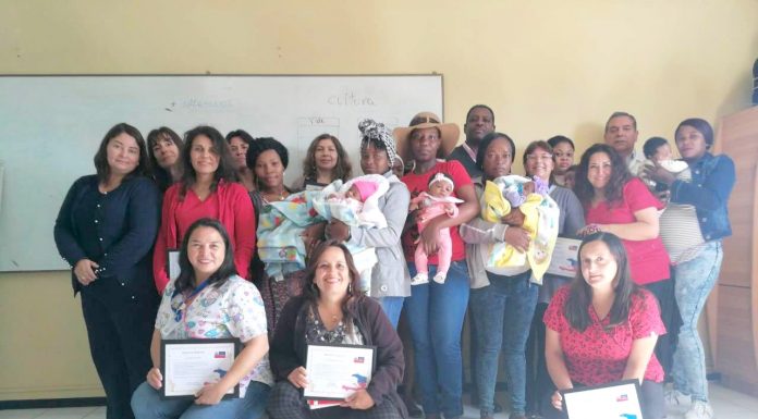 Haitianos aplauden labor de personal de salud en Cesfam de Ts. Blancas