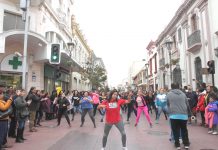 Profesores suman cuarta semana en paro y realizan un flashmob