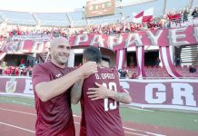 CON LOS DIENTES APRETADOS EN LA PORTADA