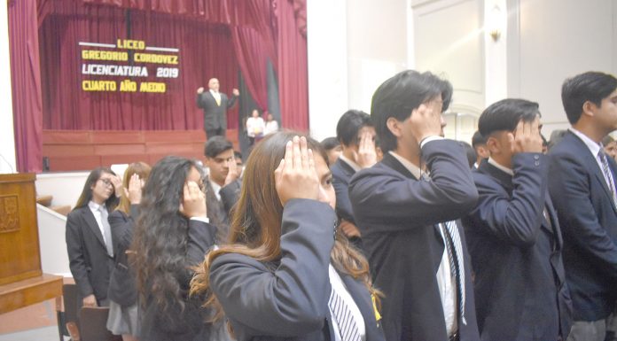 Liceanos cantan Derecho de Vivir en Paz y Baile de los que Sobran en Licenciatura