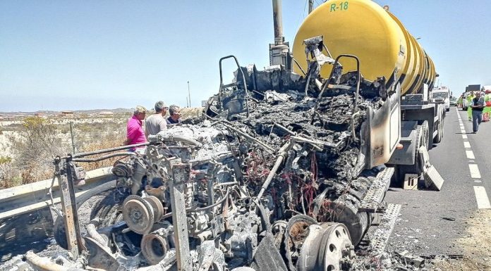 Fuego destruyó cabina de camión que llevaba estanque vacío para transporte de químicos