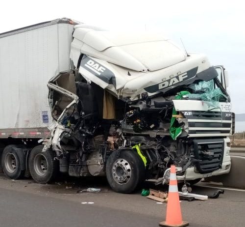 Choque de camiones deja con graves lesiones a uno de los choferes
