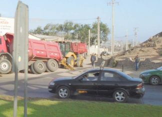 Camión de alto tonelaje rompe y obstruye infraestructura de aguas