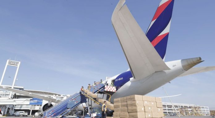 Fundación Luksic hace llegar a la región 86 mil pares de guantes