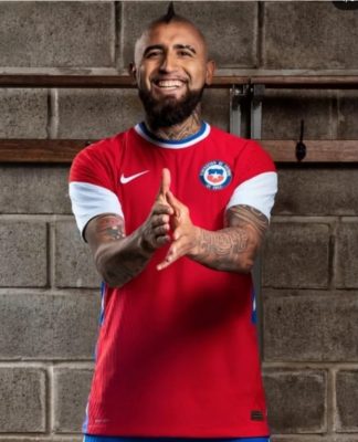 Arturo Vidal mostró la nueva camiseta de la Roja.
