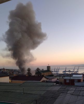 Una adulta mayor fallece en incendio de vivienda en el cerro Toro de Valparaíso.