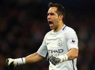 Manchester City homenajeó a Claudio Bravo en su despedida del equipo Inglés.