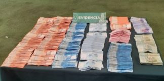 Delincuentes fueron detenidos cuando arrancaban con 18 millones en billetes tras un saqueo.