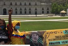 Madre de Romario exige justicia frente al Palacio de La Moneda