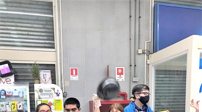 Cajeros de supermercados Walmart protestan