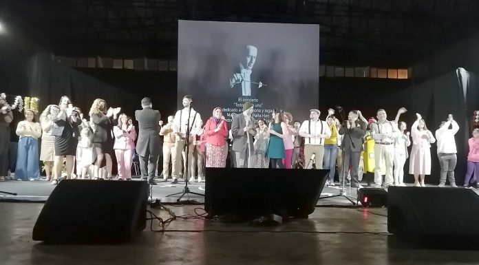 Ovacionados por el público, que a la vez pedía en coro «Teatro Regional», «Teatro Regional», fueron premiados artistas de ópera «Todos para uno»…