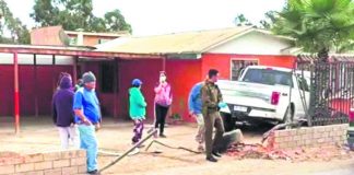 Persecución a camioneta robada termina con vehículo ensartado en antejardín de casa en sector Sauce