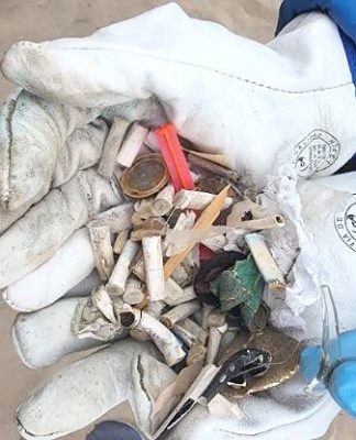 Cerca de mil colillas de cigarros fueron retiradas en jornada de limpieza de playas en La Serena y Coquimbo