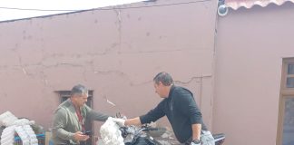 Retiran basura y en su interior había una moto que tenía encargo por robo