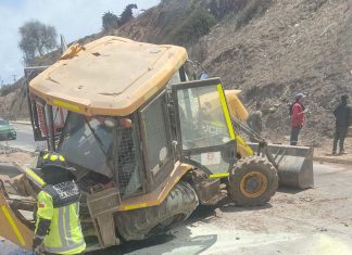 ¡Se salvó de milagro! Retroexcavadora volcó y operador logra saltar