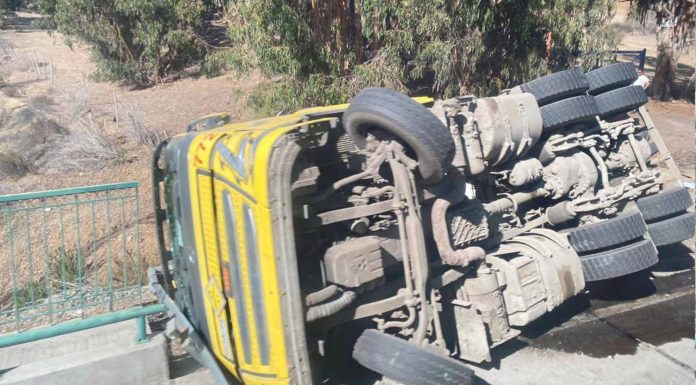 Camión con sustancia peligrosa se vuelca cerca de Los Vilos