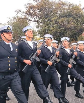 Con impecable desfile conmemoran las Glorias Navales en la zona