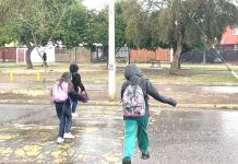 Incertidumbre en apoderados para el viernes . Ayer hubo fuerte llovizna y se formaron pequeñas pozas