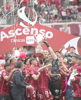 ¡Por fin!: El granate levantó la copa de campeón en La Portada
