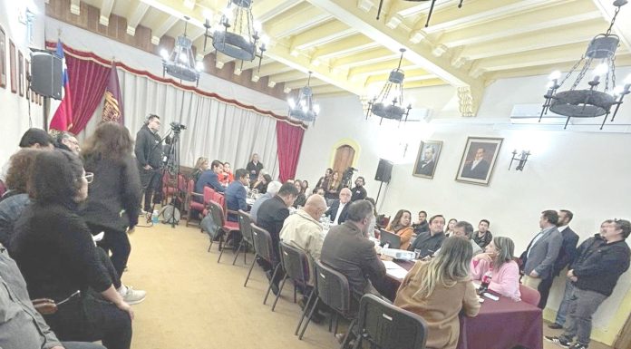 Concejales no logran acuerdo en polémica sesión para elegir a suplente de Roberto Jacob