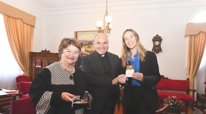 Alcaldesa Norambuena y cura Ramón Bravo inician trabajo para restaurar Avenida de Aguirre