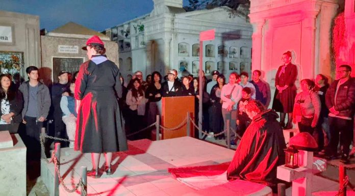 Tours nocturnos por el cementerio es de lo más apetecido por turistas en verano