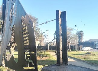 Memorial a los mártires de la Escuela Santa María sigue sostenido solo por unos alambres