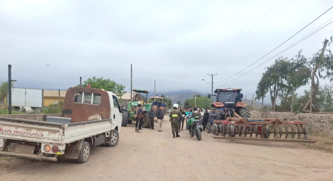 Vecinos de Pan de Azúcar se movilizan con tractores en protesta por obras de Aguas del Valle