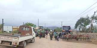 Vecinos de Pan de Azúcar se movilizan con tractores en protesta por obras de Aguas del Valle
