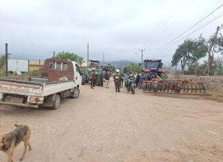 Vecinos de Pan de Azúcar se movilizan con tractores en protesta por obras de Aguas del Valle