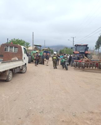 Vecinos de Pan de Azúcar se movilizan con tractores en protesta por obras de Aguas del Valle