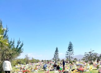 Familias repletan cementerios en el Día de Todos los Santos