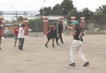 Golpes que forman: el taller que apaña a estudiantes con clases de boxeo