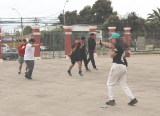 Golpes que forman: el taller que apaña a estudiantes con clases de boxeo