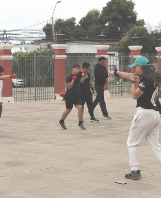Golpes que forman: el taller que apaña a estudiantes con clases de boxeo