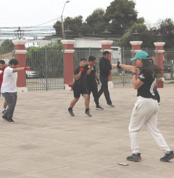 Golpes que forman: el taller que apaña a estudiantes con clases de boxeo