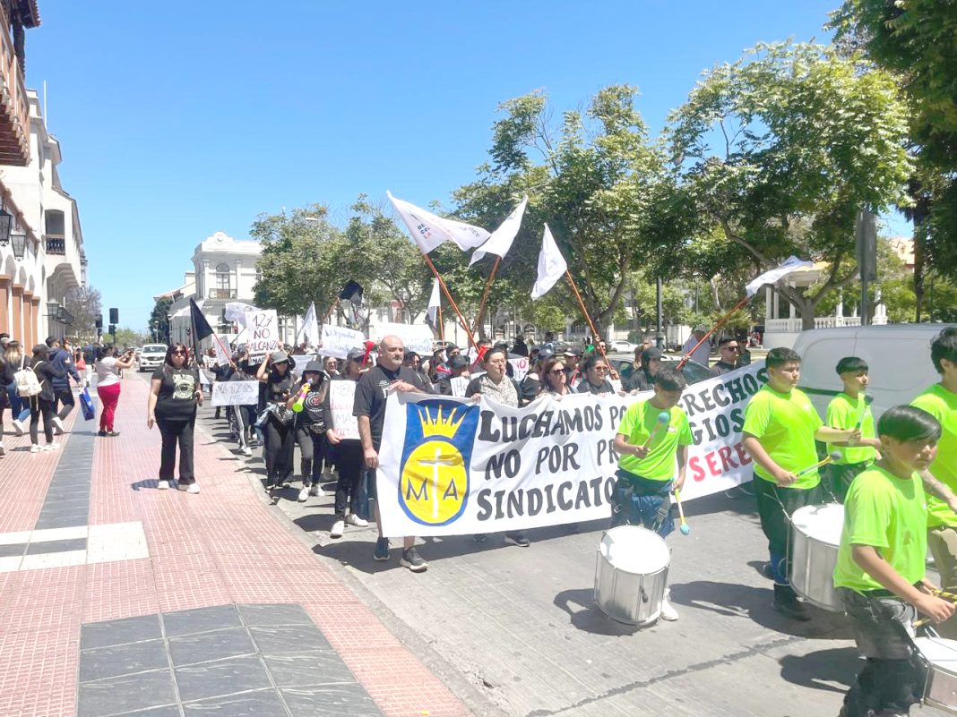 2 La huelga comenzó el viernes 7 de noviembre, tras el rechazo de la última oferta presentada por la fundación, que incluía un reajuste de 1,2% cuando se esperaba un poco más del 6% y un incremento menor en los bonos de movilización y colación.