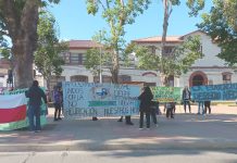 Apoderados del Christ School se manifiestan ante la Seremi de Educación por falta de cupos para 2025