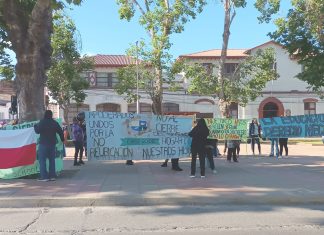 Apoderados del Christ School se manifiestan ante la Seremi de Educación por falta de cupos para 2025