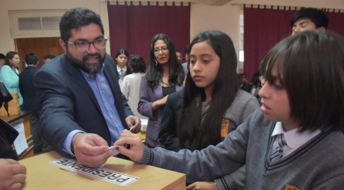 Gobierno dialoga con estudiantes sobre participación ciudadana en el marco de la campaña “Chile Vota Informado”