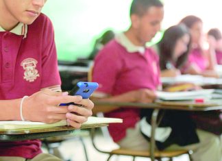 Colegio de Profesores respalda limitar celulares, pero pide apoyo para aplicar posible nueva ley