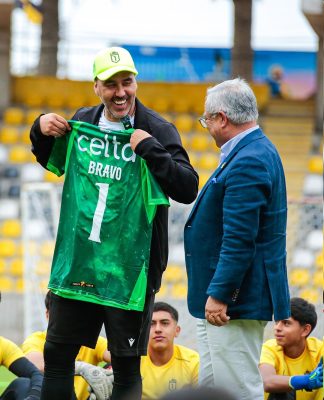 Claudio Bravo visitó al equipo pirata