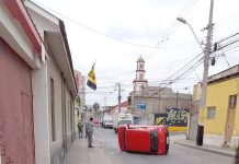 Vehículo menor vuelca tras colisión y conductor responsable se dio a la fuga