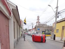 Vehículo menor vuelca tras colisión y conductor responsable se dio a la fuga