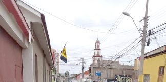 Vehículo menor vuelca tras colisión y conductor responsable se dio a la fuga