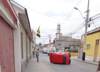 Vehículo menor vuelca tras colisión y conductor responsable se dio a la fuga